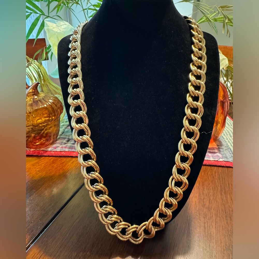 Vintage chunky gold tone necklace - double link design. EUC. 24” long, heavy